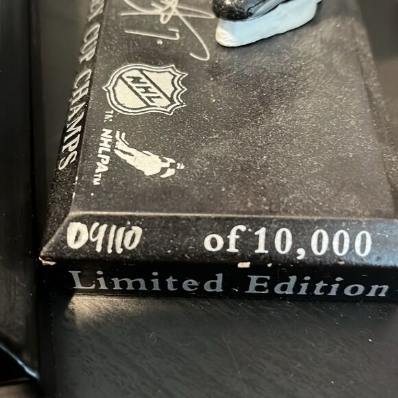 Mini Carolina Hurricanes Rod Brind’ Amour 2006 Stanley Cup statue - NO CUP - Picture 5 of 5